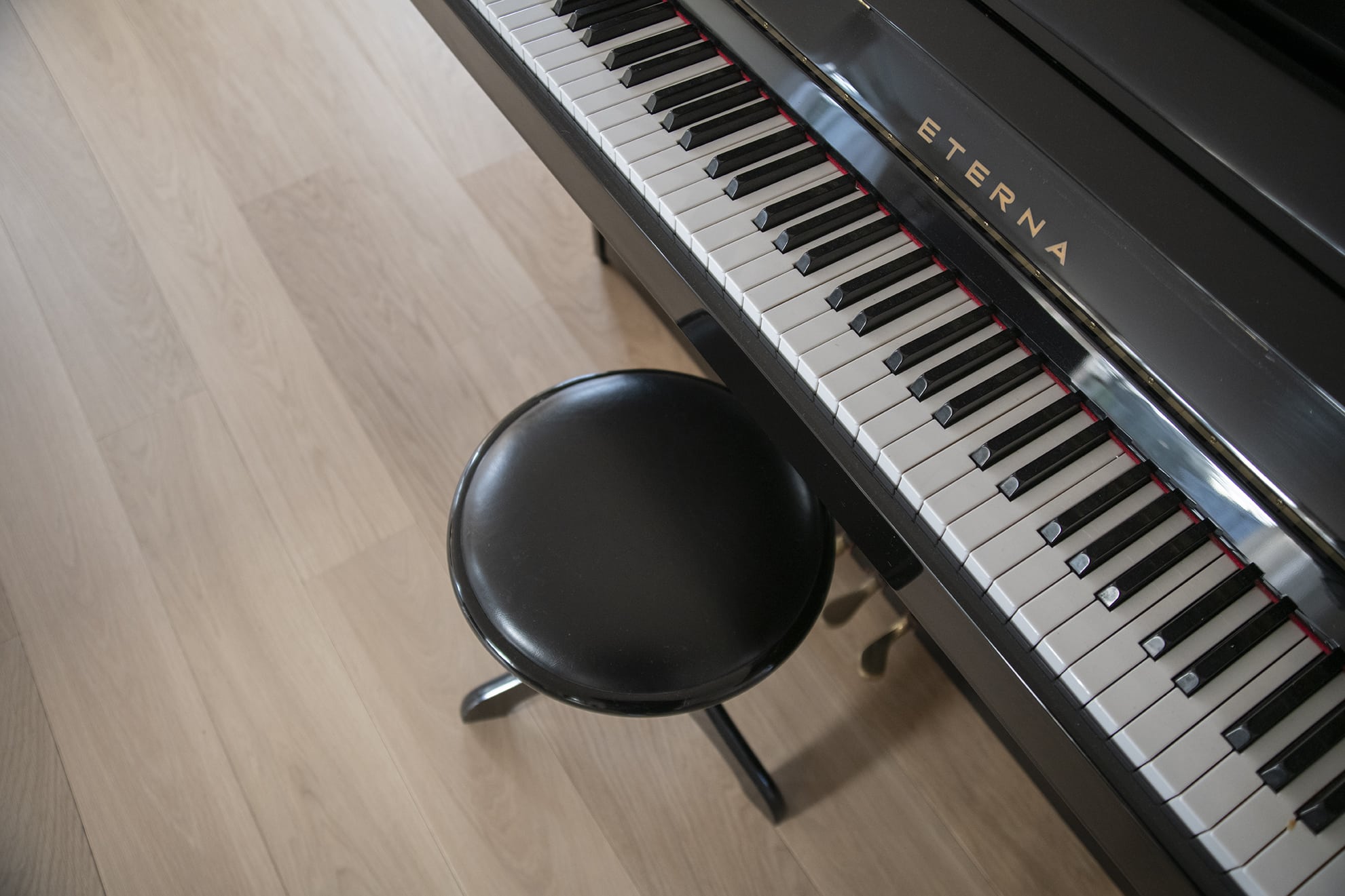 Moderne eiken parketvloer in prachtig strak interieur