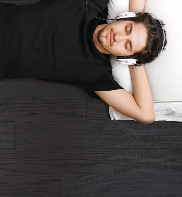 FOTO LOUNGE 06 - Chocolate Oak Premium - Man koptelefoon