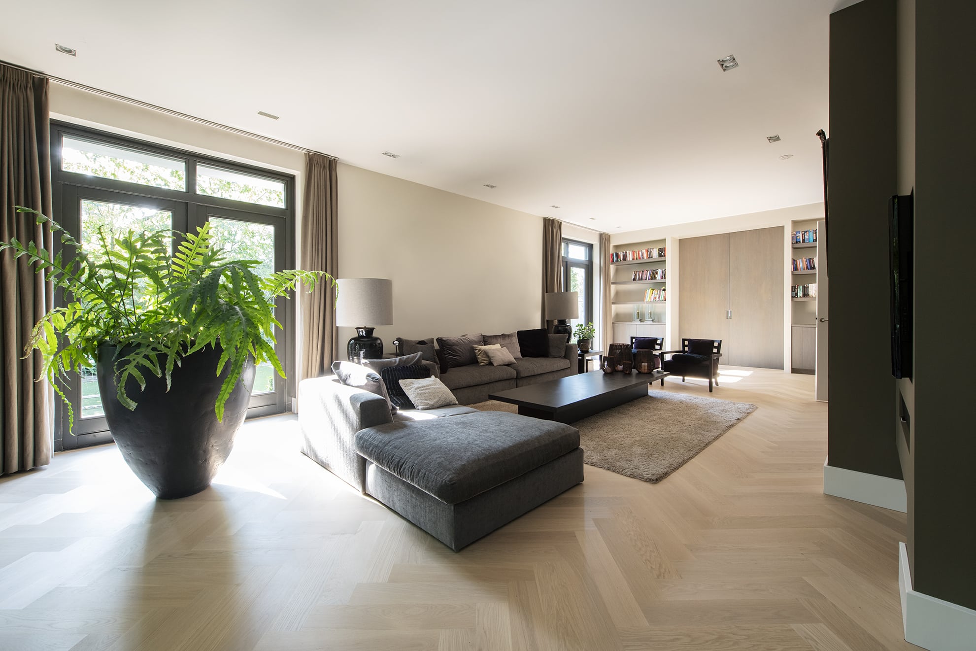Bauwerk Crema Visgraat in warm en sfeervol interieur