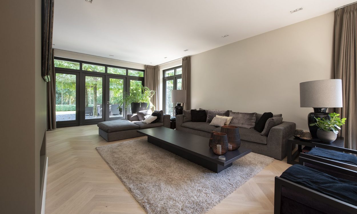 Bauwerk Crema Visgraat in warm en sfeervol interieur