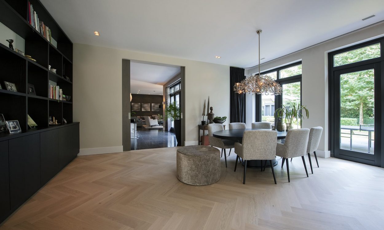 Bauwerk Crema Visgraat in warm en sfeervol interieur