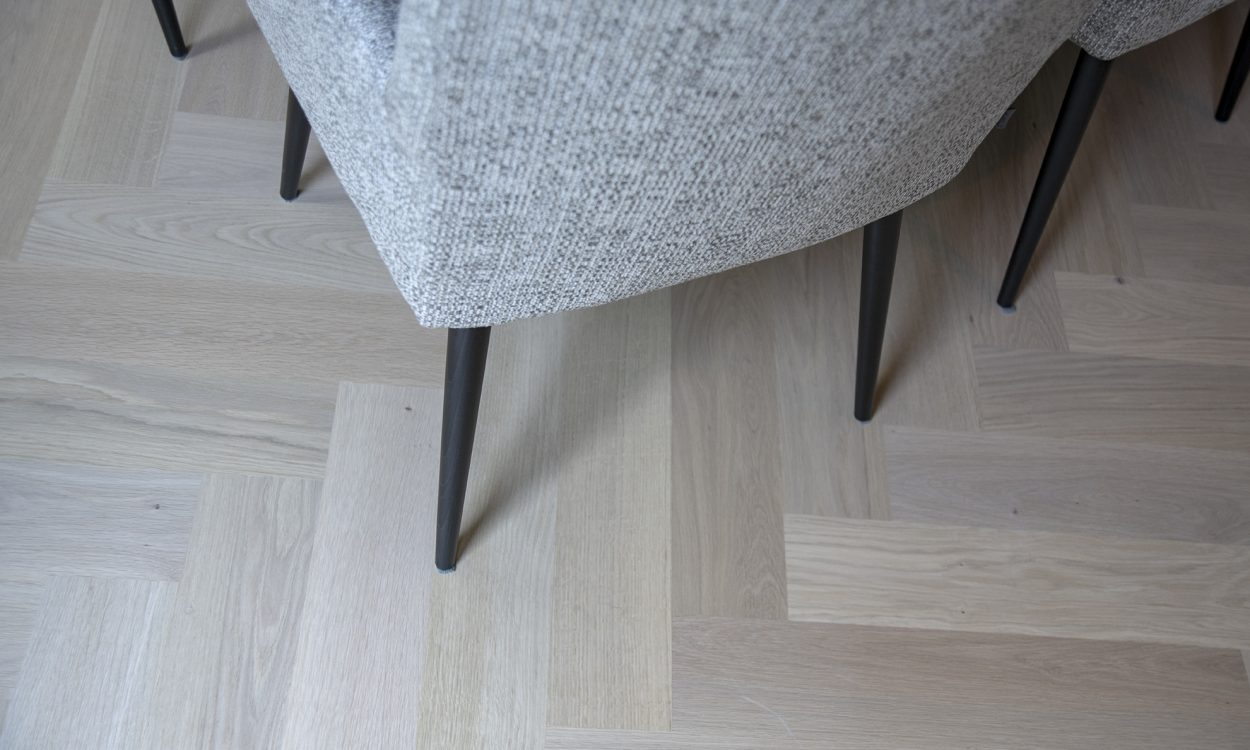 Bauwerk Crema Visgraat in warm en sfeervol interieur