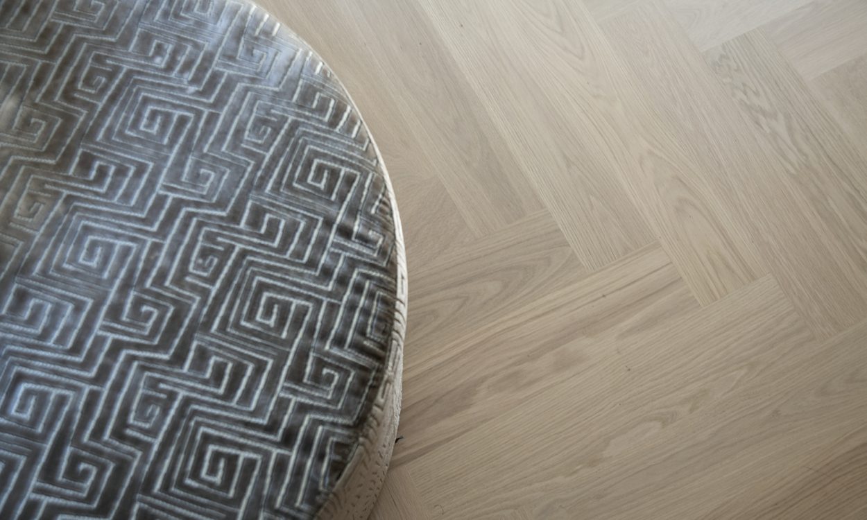 Bauwerk Crema Visgraat in warm en sfeervol interieur