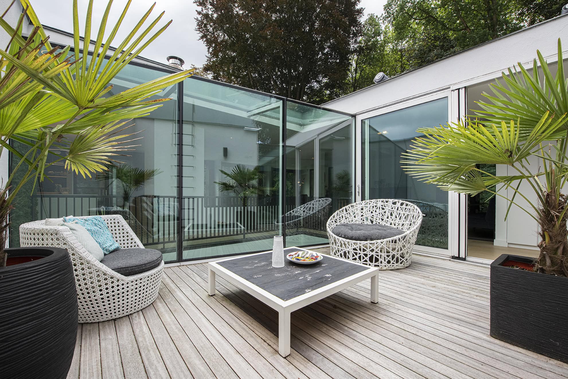Patio met prachtig vergrijsd padoek buitenparket