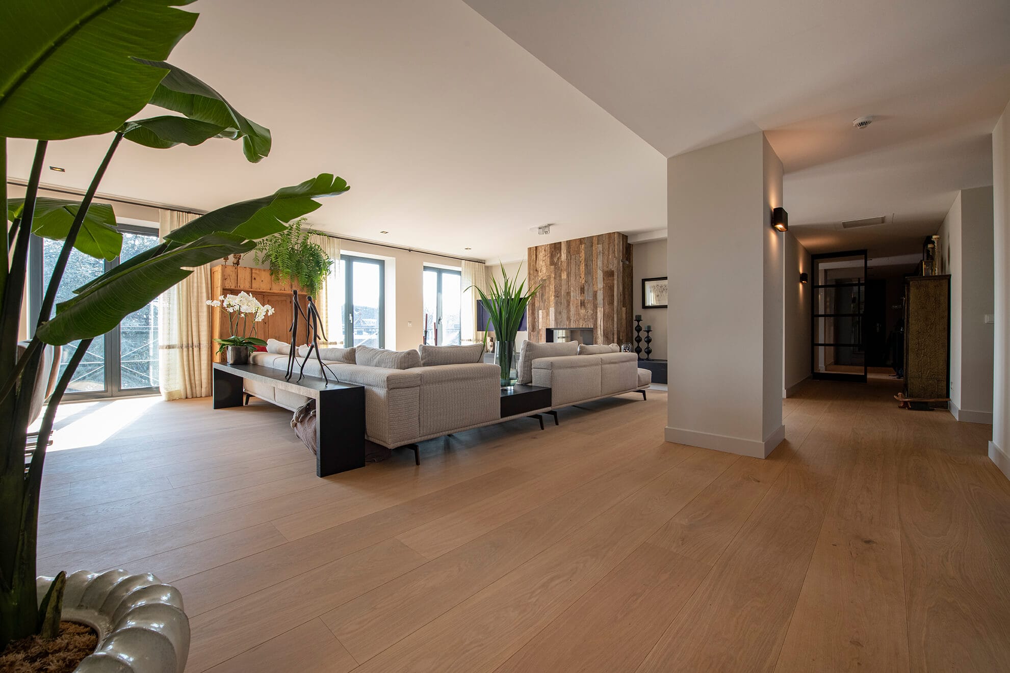 Brede eiken planken vloer in ruim appartement