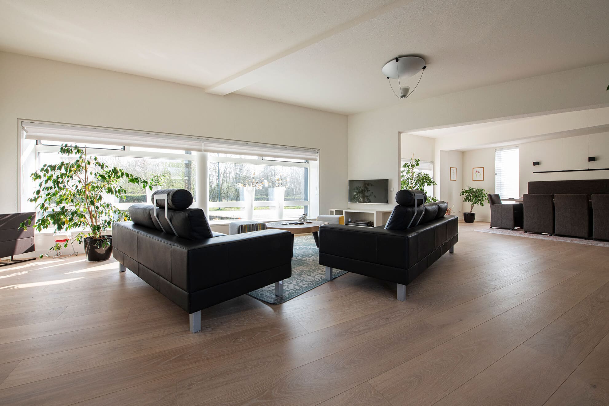 Wit geoliede parketvloer in lichte woning
