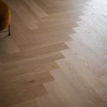 _DSC9366 Bauwerk Crema Visgraat in minimalistisch interieur