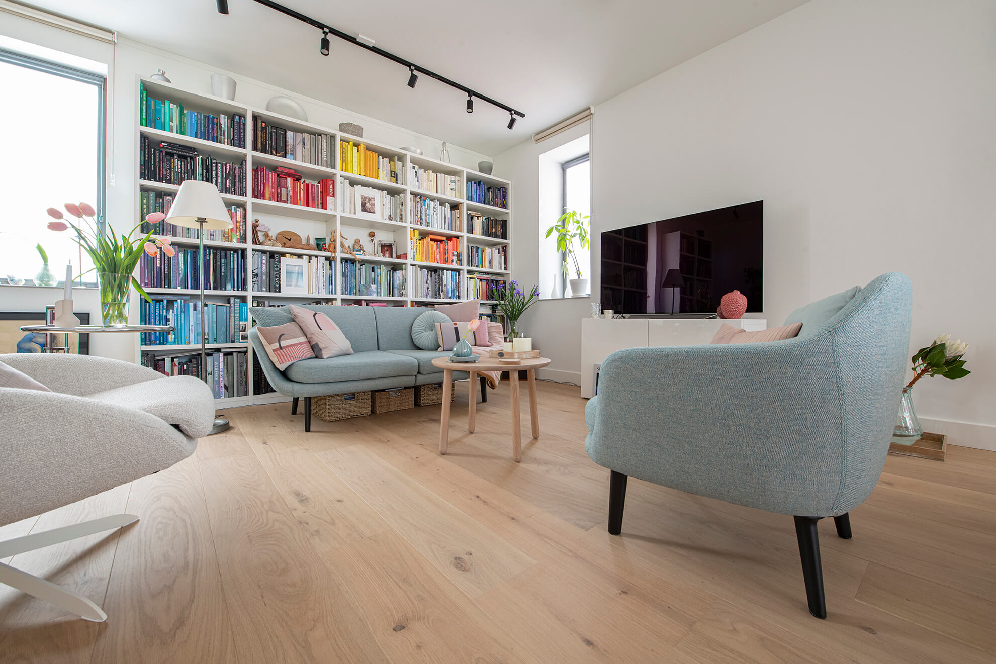 Lichte houten vloer in licht interieur