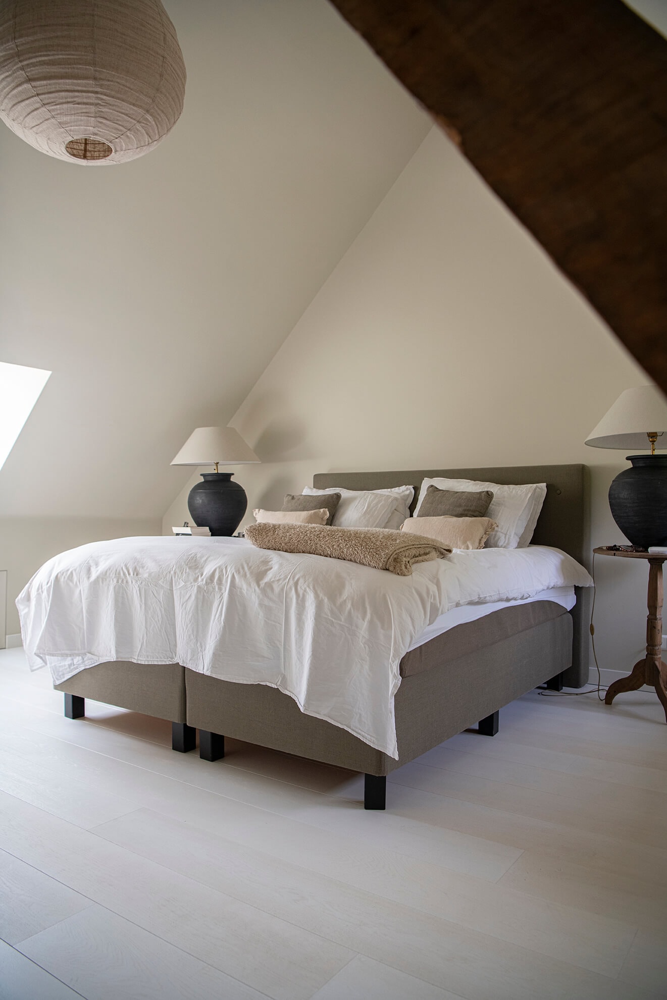 Wit gelakte houten zoldervloer - Woca Floorpaint Wit
